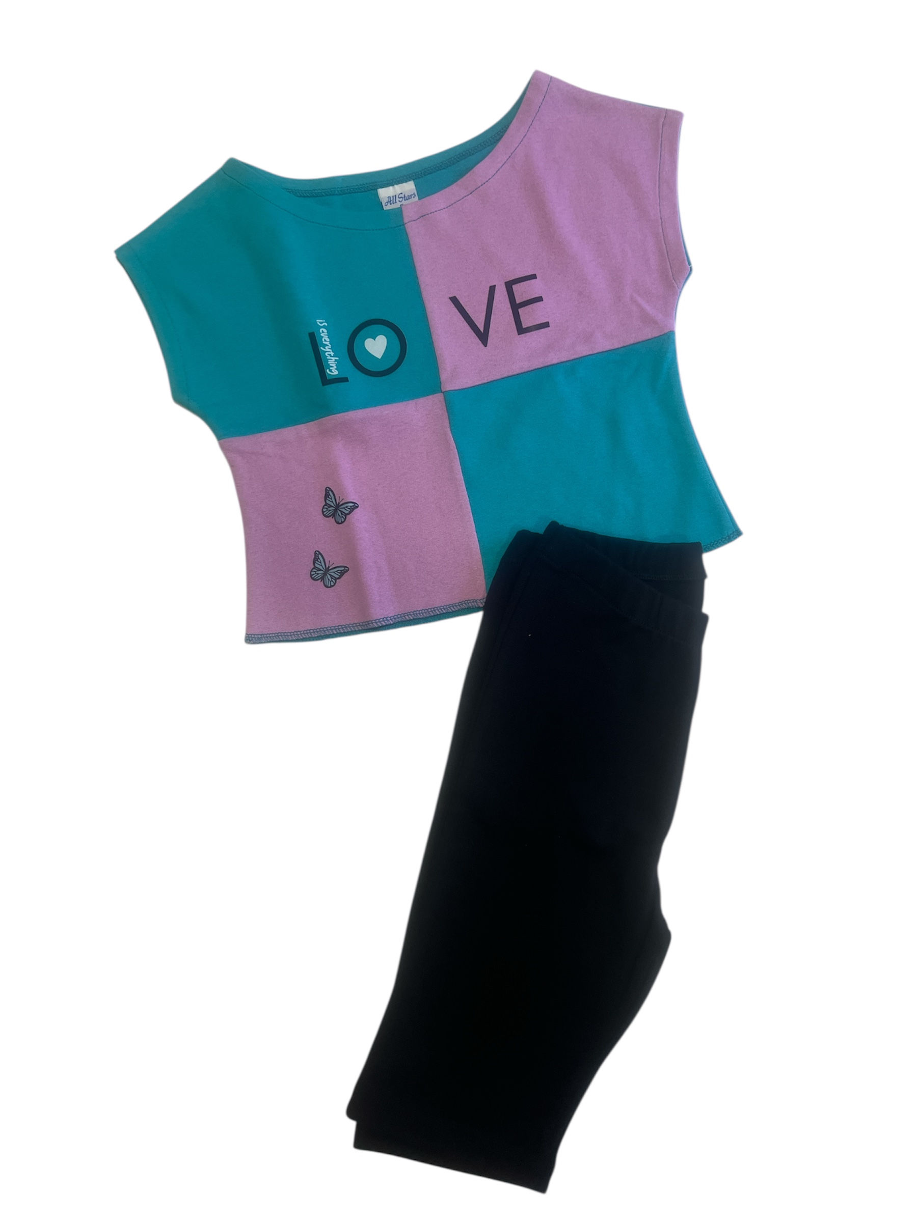 Σετ  κοντομάνικη μπλούζα με σχέδια και κολάν κάπρι