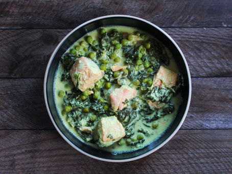 Curry vert au lait de coco, saumon, épinards et petits pois
