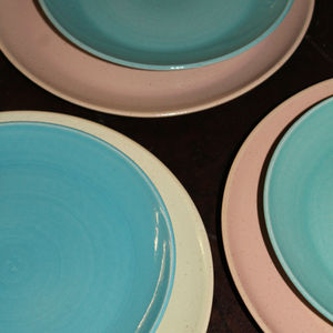 Myriade d'assiettes colorées