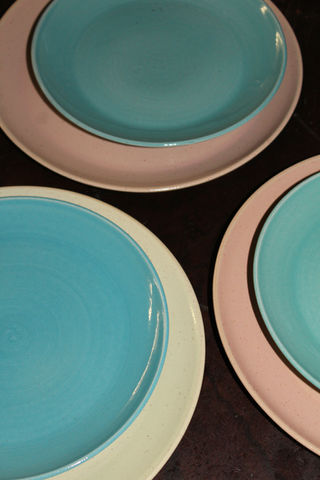 Myriade d'assiettes colorées