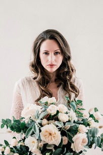 Naturel Bride with flowers