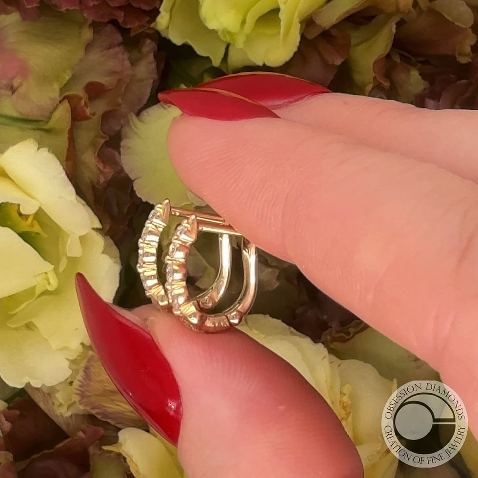 Thumbnail: Graduating Diamond Small Huggie Earrings