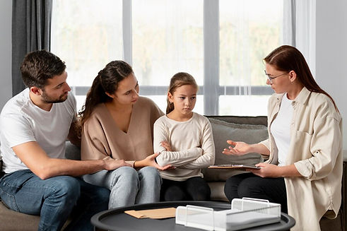 medium-shot-therapist-discussing-with-family_23-2149220318.jpg