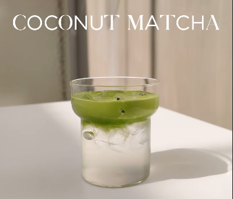 Minuman matcha dengan air kelapa (Coconut Matcha) yang dijual oleh brand Uki Matcha di Jakarta