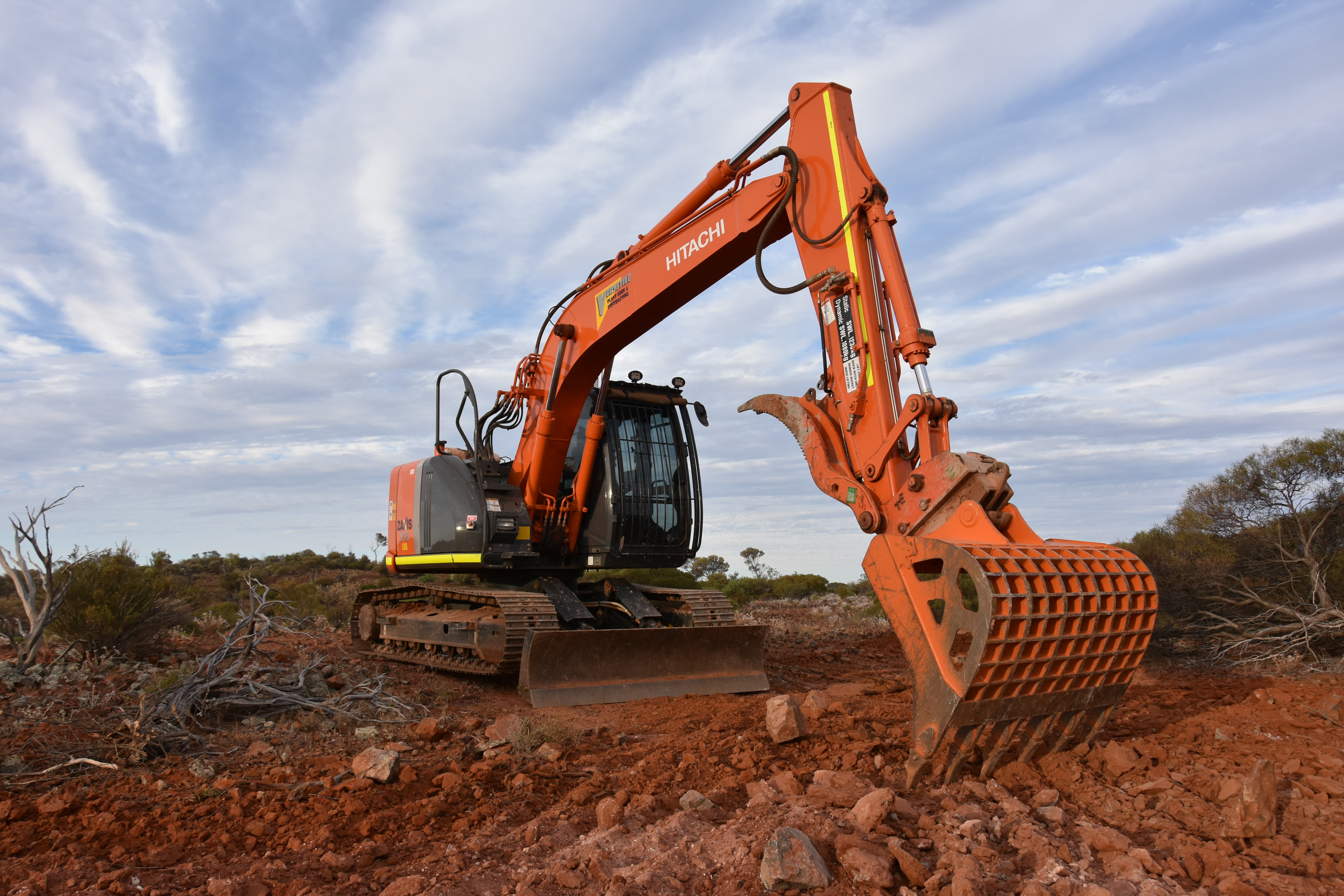 Scarifier/sieve bucket