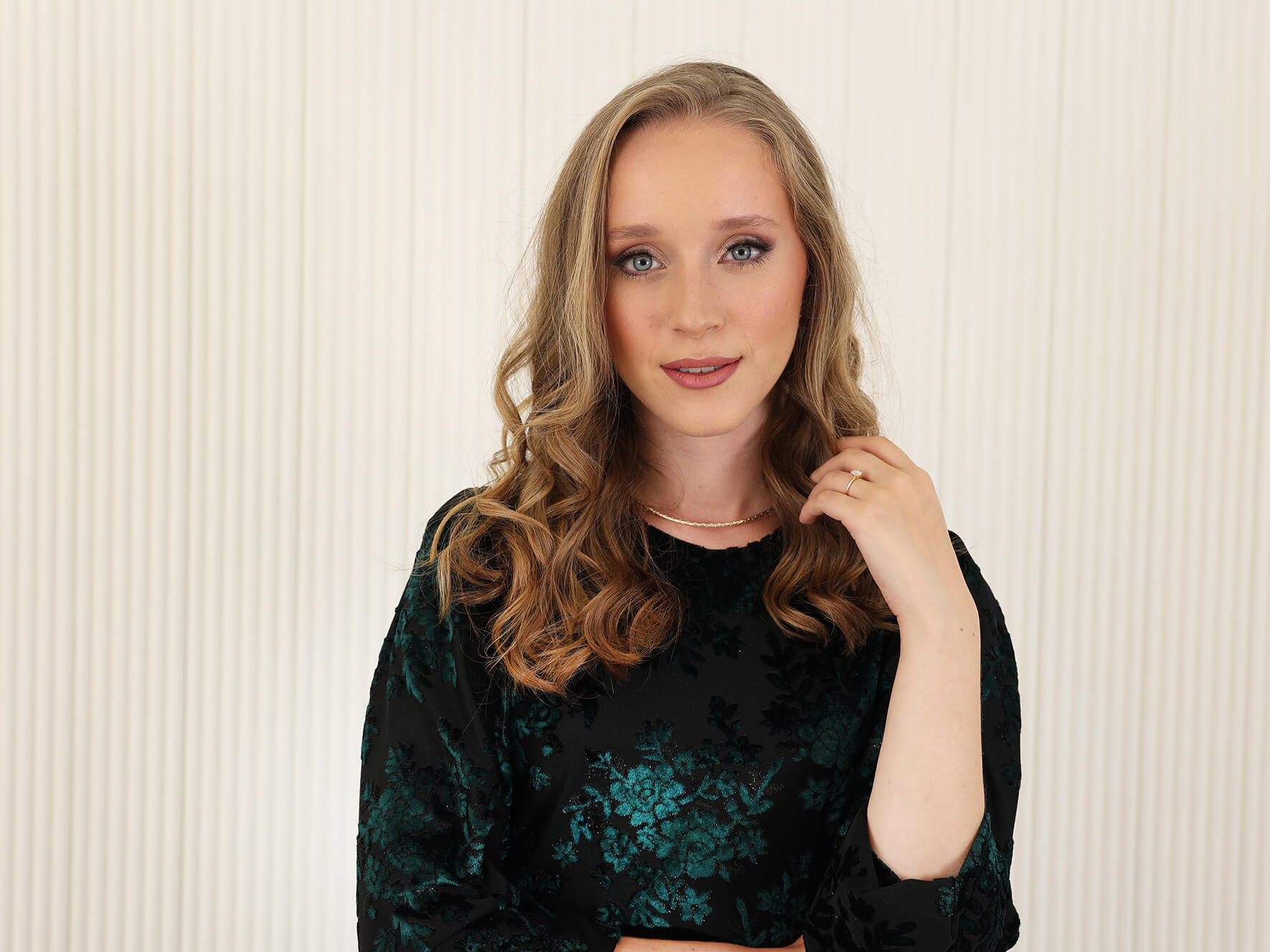 שמלת אירוח קטיפה דגם כיווצים | ירוק בקבוק