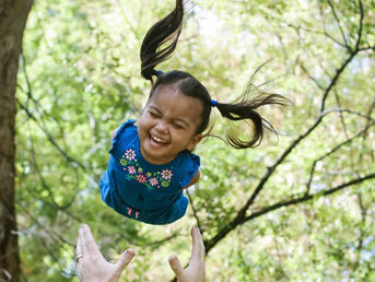 L’amour plus fort que tout : une famille adopte une petite fille sans bras ni jambes
