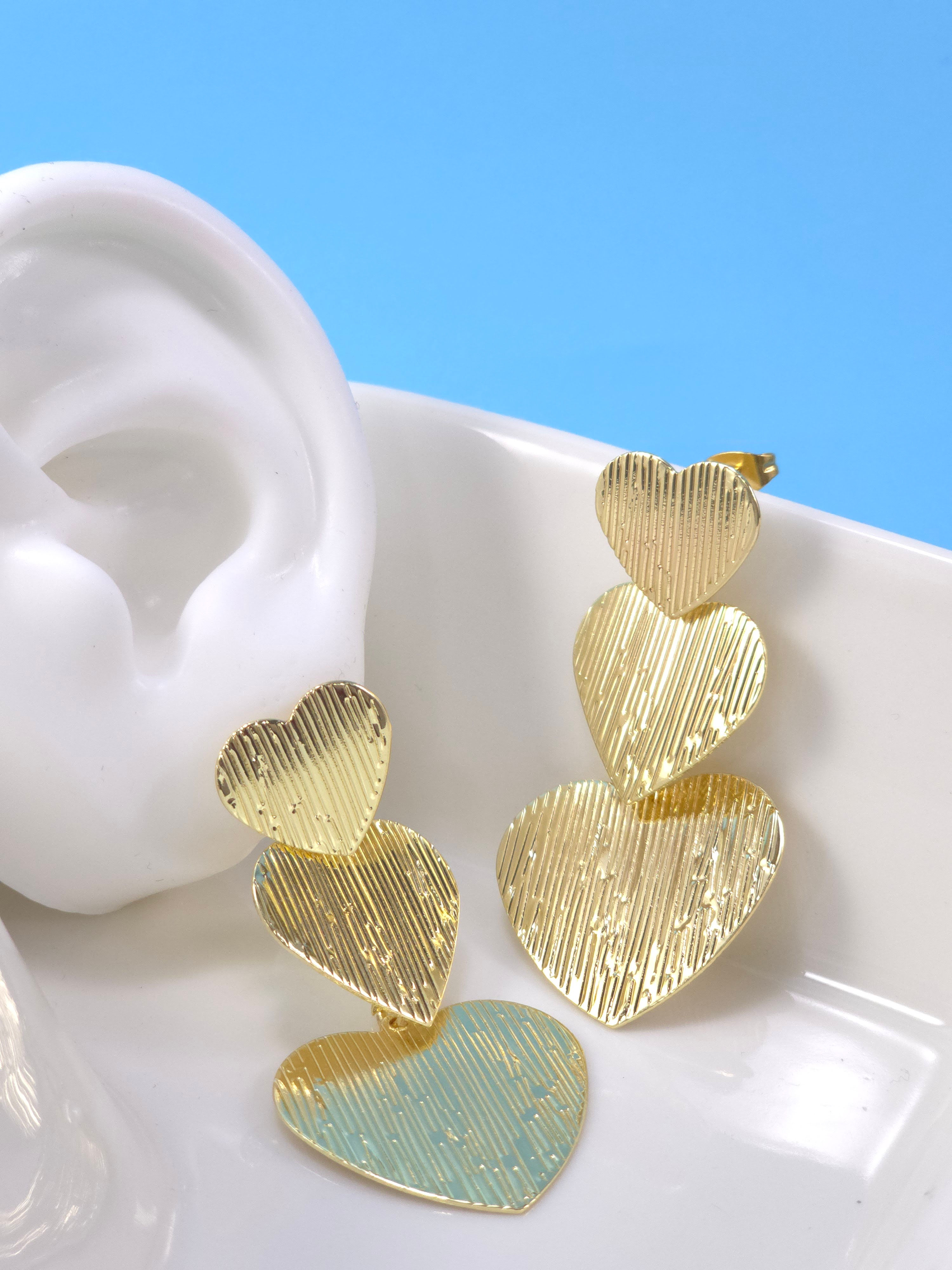 Aretes largos dorados de corazón