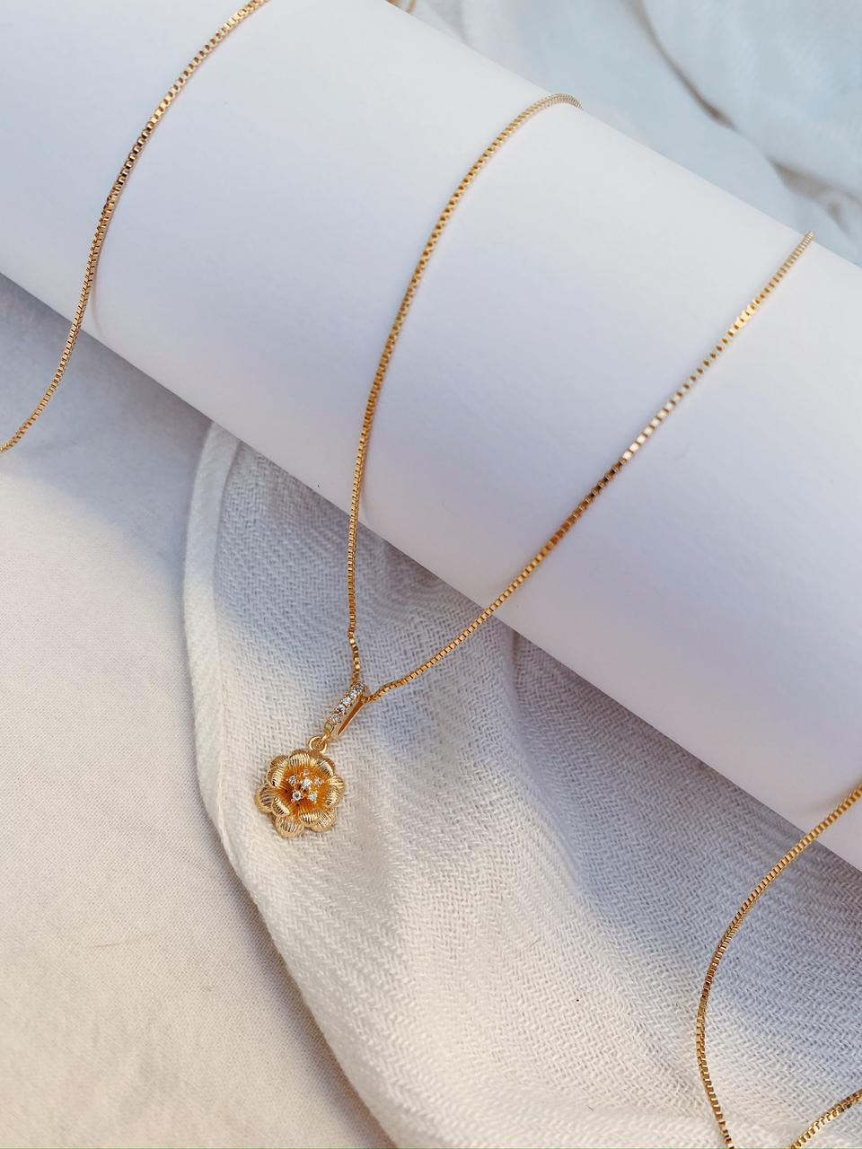 Colar com pingente de rosa