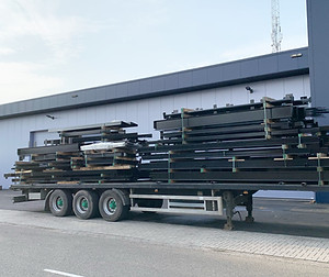 Gecoate staalconstructies voor staalbouw en utiliteitsbouw op transport