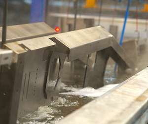 In onze chemische voorbehandelingslijn worden machinebouwonderdelen gedompeld en gezirkoniseerd. Deze processen zorgen voor een optimale oppervlaktebehandeling, wat bijdraagt aan de duurzaamheid en prestaties van de. Wij garanderen hoge kwaliteitsnormen en een effectief behandelingsproces om aan de wensen van onze klanten te voldoen Neem contact met ons op voor meer informatie over onze diensten.