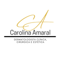 Logotipo: iniciais CA estilizadas em dourado, nome Carolina Amaral  em destaque e escrito Dermatologia estética, clínica.
