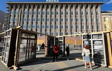 Výstava ve starých oknech Bredy