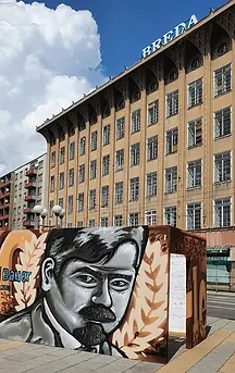 Leopold Bauer před starým obchodním domem Breda v Opavě