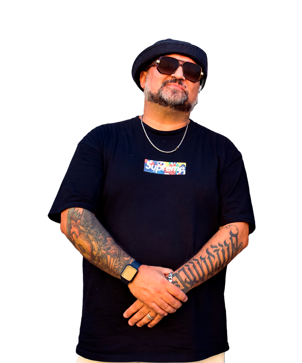 Ritratto urbano con tatuaggi e occhiali scuri.png