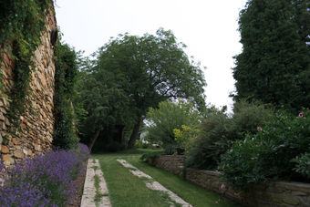 Rozlehlá zahrada zajišťující klid a soukromí.