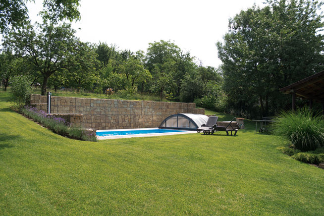 K dispozici je prostorný krytý bazén, venkovní sprcha a lehátka – vše v naprostém soukromí.