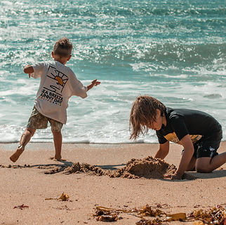 Kids spelen en leren op strand