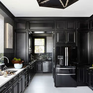 image-cocina-negra-alacena-estilo-clasico-surtido-molduras-pared.jpg