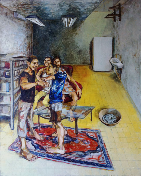 ציור של משפחה יושבת מול טלוויזיה בסלון עמוס חפצים. תחושת עומס תרבותי.