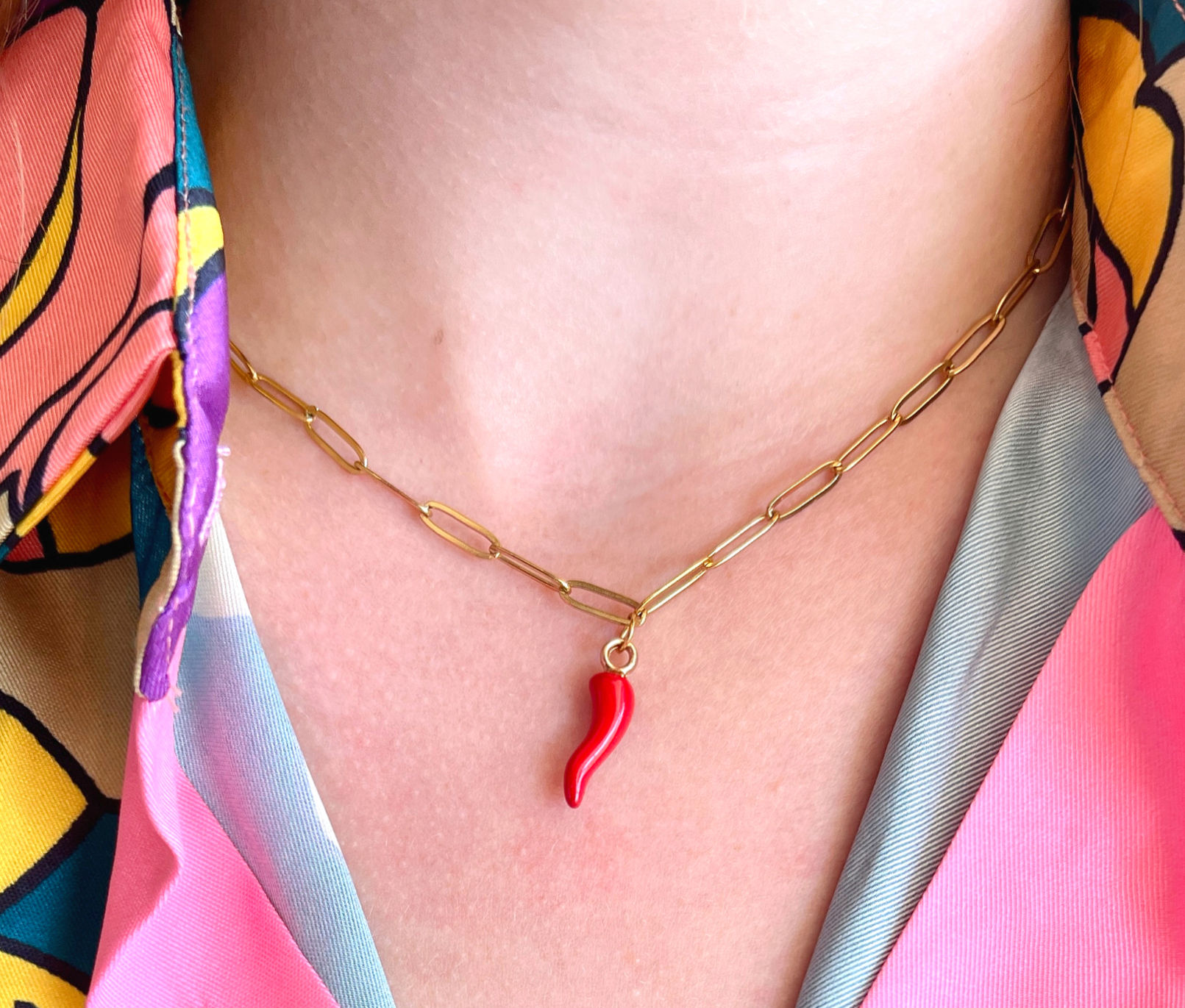 דה למיםשרשרת ״׳קלואי״ עשויה פלדת אל חלד (סטיינלס סטיל), היפואלרגנית המתאימה לנשים עם עור רגיש תיליון פלפל אדום בוהק.  עמי