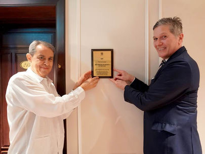 Ambassador of Mexico to Vietnam Alejandro Negrin and Sofitel Legend Metropole Hanoi General Manager George Koumendakos unveil the plaque outside Room 215