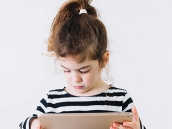 A influência do excesso de telas sobre a visão das crianças