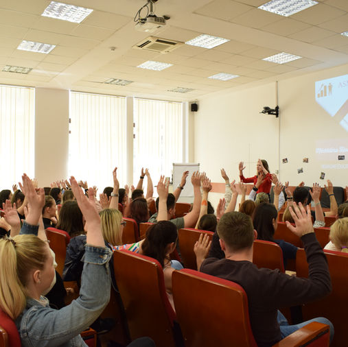 Evenimentele de educație la care merită să fii 