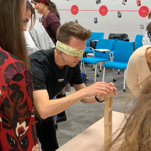 #DinGreșeli | Diferențe esențiale între educația online și offline