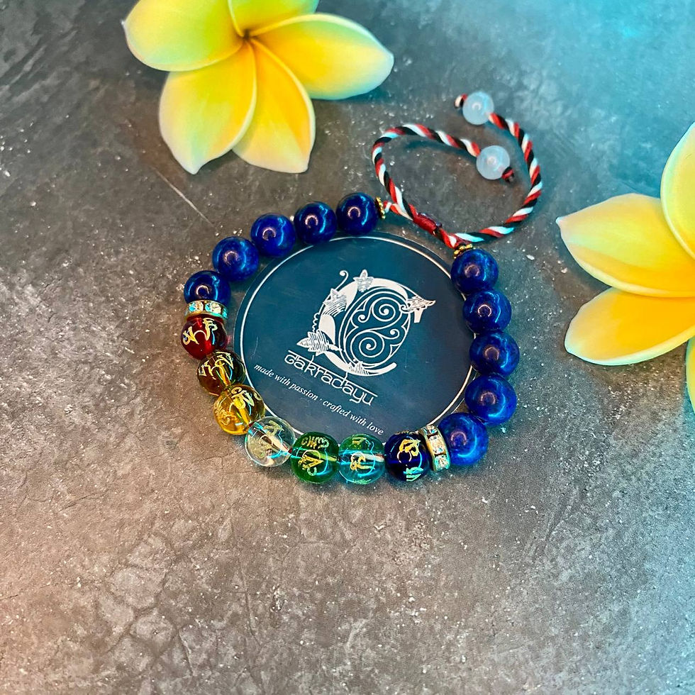 Thumbnail: Gelang Tridatu 7 Cakra Adikara dengan Kristal Tibet Mantra dan Batu Lapis Lazuli
