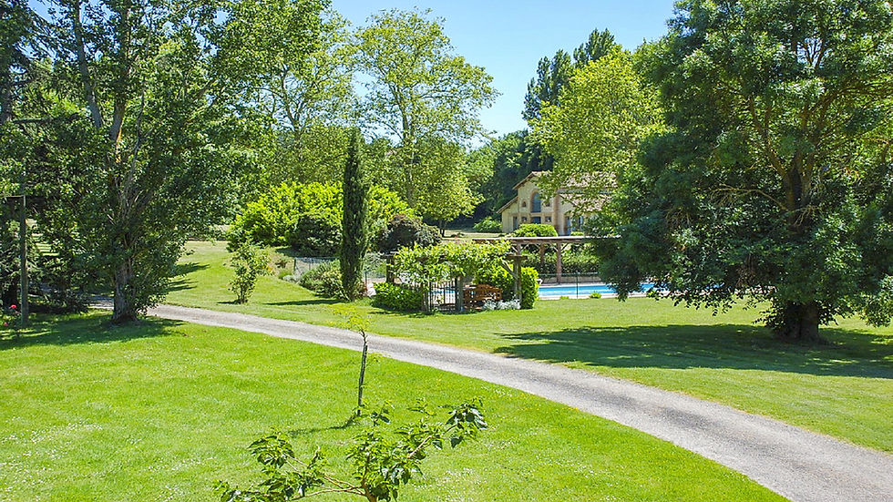 Vue de la piscine depuis le manoir.