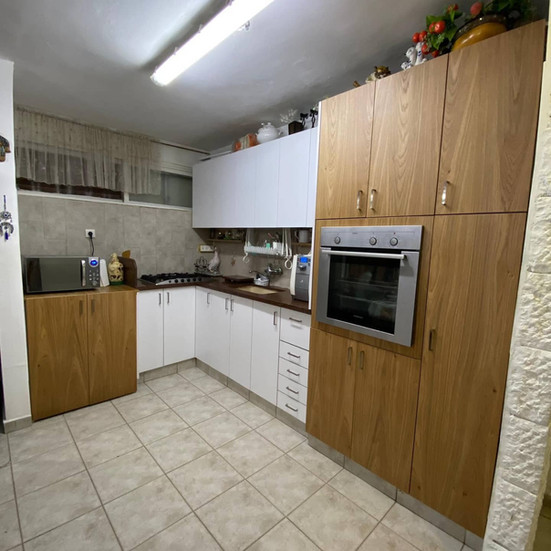 מטבח החלפת חזיתות צבע ופורניר אלון בגימור מט ותוספת ארון כביסה