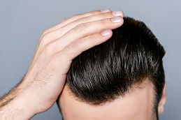 فوائد جراح زراعة الشعر المتمرس