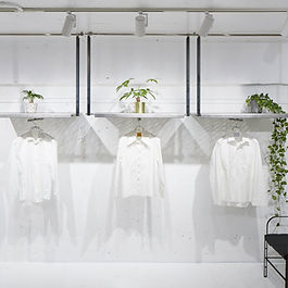 小塚製作所ブログをご覧いただきありがとうございます。 今回は、オリジナルブランドであります「 Ferrum+ 」インテリア製品の納入事例のご紹介です。 物件は、青山にあります、 「Studio CENN AOYAMA」 さま 外苑前駅から徒歩5分、表参道駅から徒歩10分、外苑西通りから1本入った青山の閑静な街並みに佇むレンタルスタジオ「Studio CENN AOYAMA」。アパレルブランド様の展示会やポップアップショップ、アーティスト様の個展等の用途にお使いいただけます。 ( 「Studio CENN AOYAMA」 さま HPより引用) 弊社では、オリジナルの吊り棚やRつきカーテンレール、 展示用什器等を製作させていただきました。 昨年よりすでに多くの展示会やブランドポップアップ店舗として ご利用いただいているとのこと。 可変式のスチールの吊り下げ材に、 オリジナル表面仕上げのステンレス天板をセットすることができ、 フレキシブルな仕上がりとなっています。 ステンレス天板にはオリジナルのグラデーションパンチングを施しており、 照明を通すと影が浮き上がります。 なんとも、高崎の町工場で作っているとは思えない、 おしゃれな仕上がり…。 「Studio CENN AOYAMA」 さまが気になった方はぜひリンク先