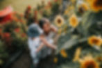une mère et son fils cueillant des tournesols pour une séance photo naturelle