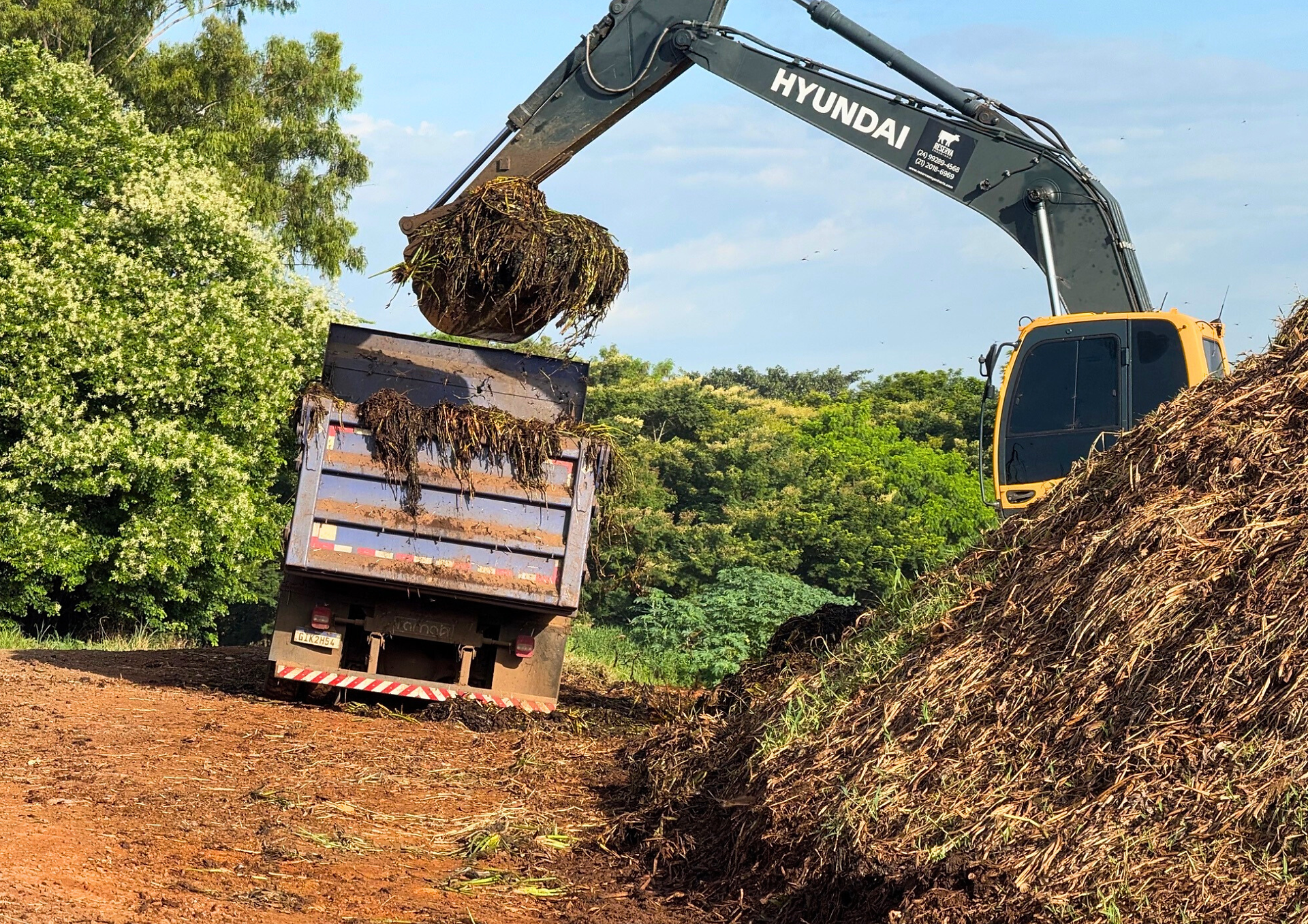 Remoção de plantas aquáticas da Represa do Salto Grande em Americana/SP