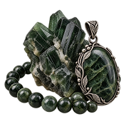 Cristaux verts et bijoux d’argent patiné-2.png