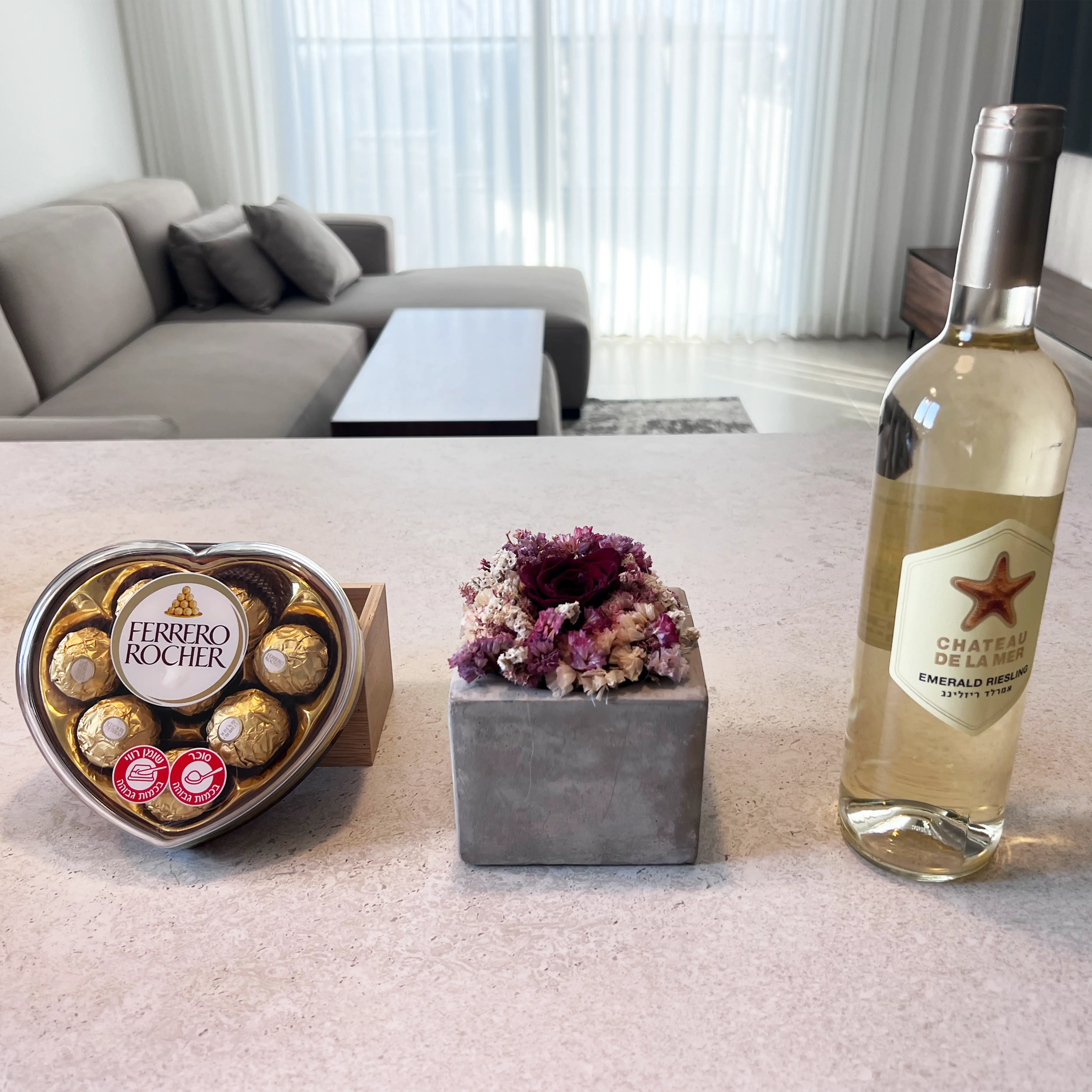 יין לבן ורד בכלי אבן ופררו רושה