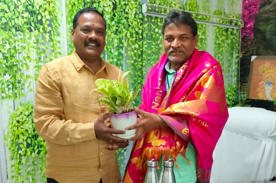 అనంతపురం ఆర్.జే.డి కార్యాలయంలో డైరెక్టర్ నాగరాజును మర్యాద పూర్వకంగా కలిసిన కమీషనర్ శ్రీనివాస విశ్వనాధ్