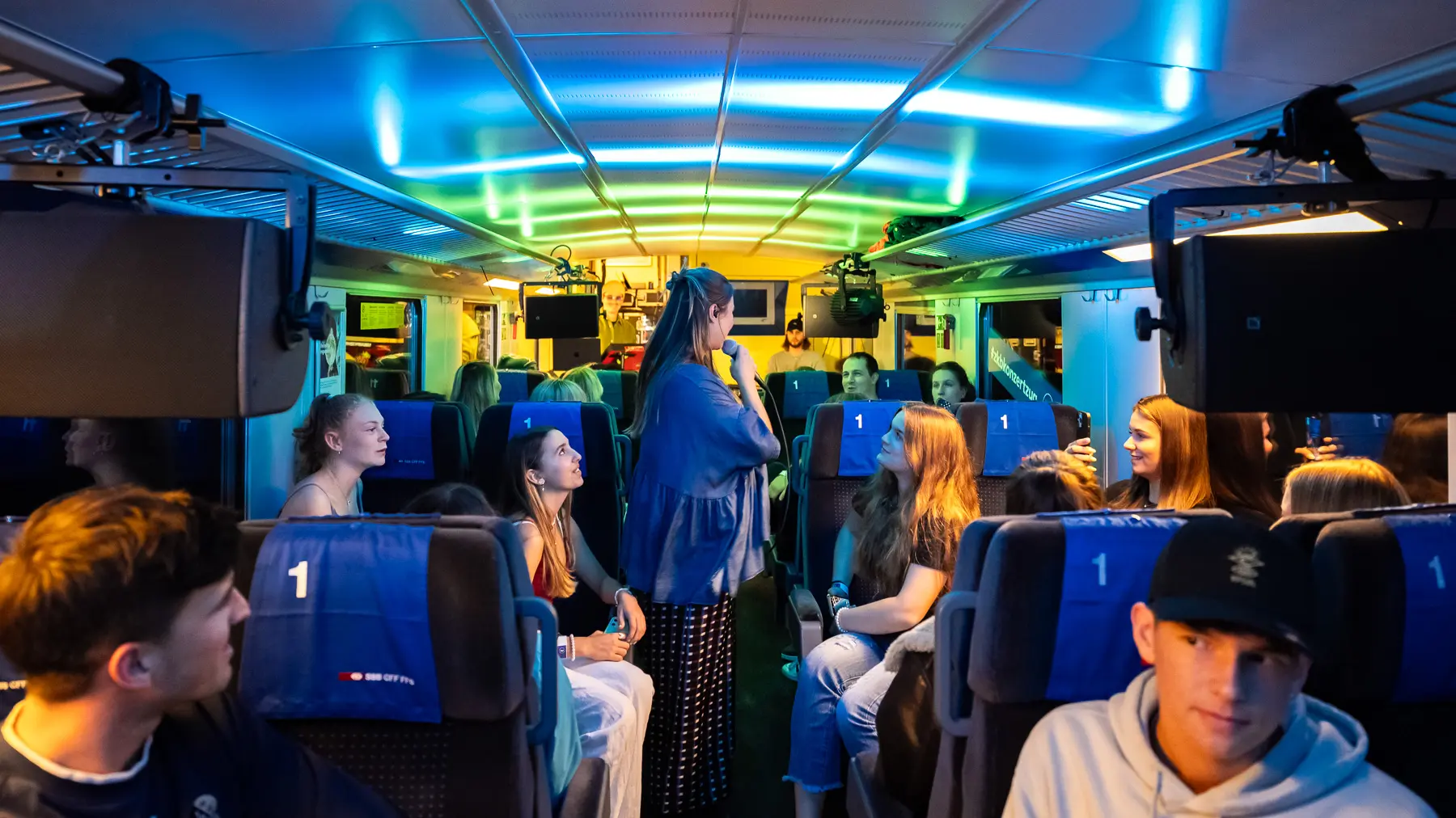 Sängerin Singt in einem Fahrenden Zug