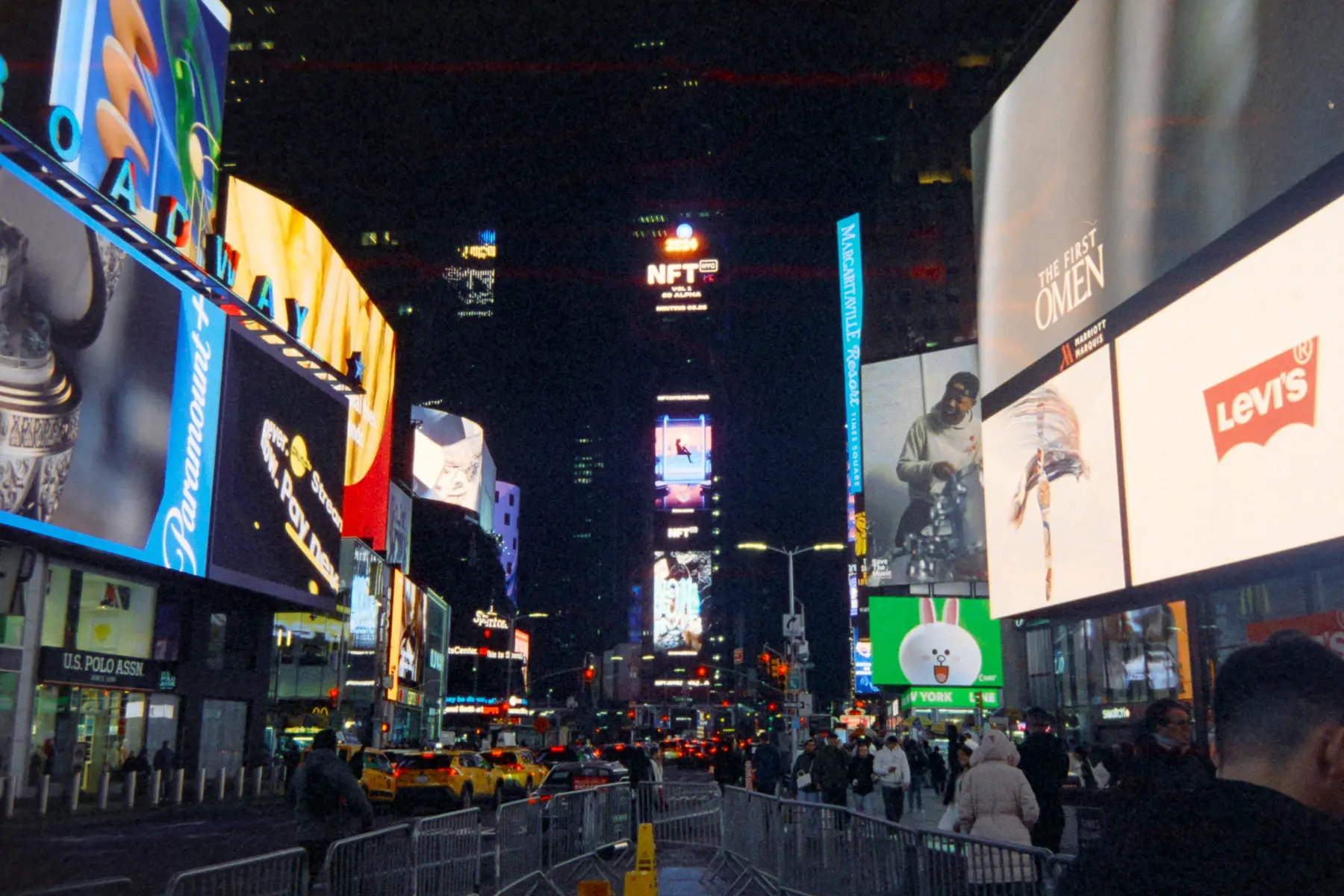 Nachtaufnahme vom Time Square mit Vielen Werbeanzeigen in New York City