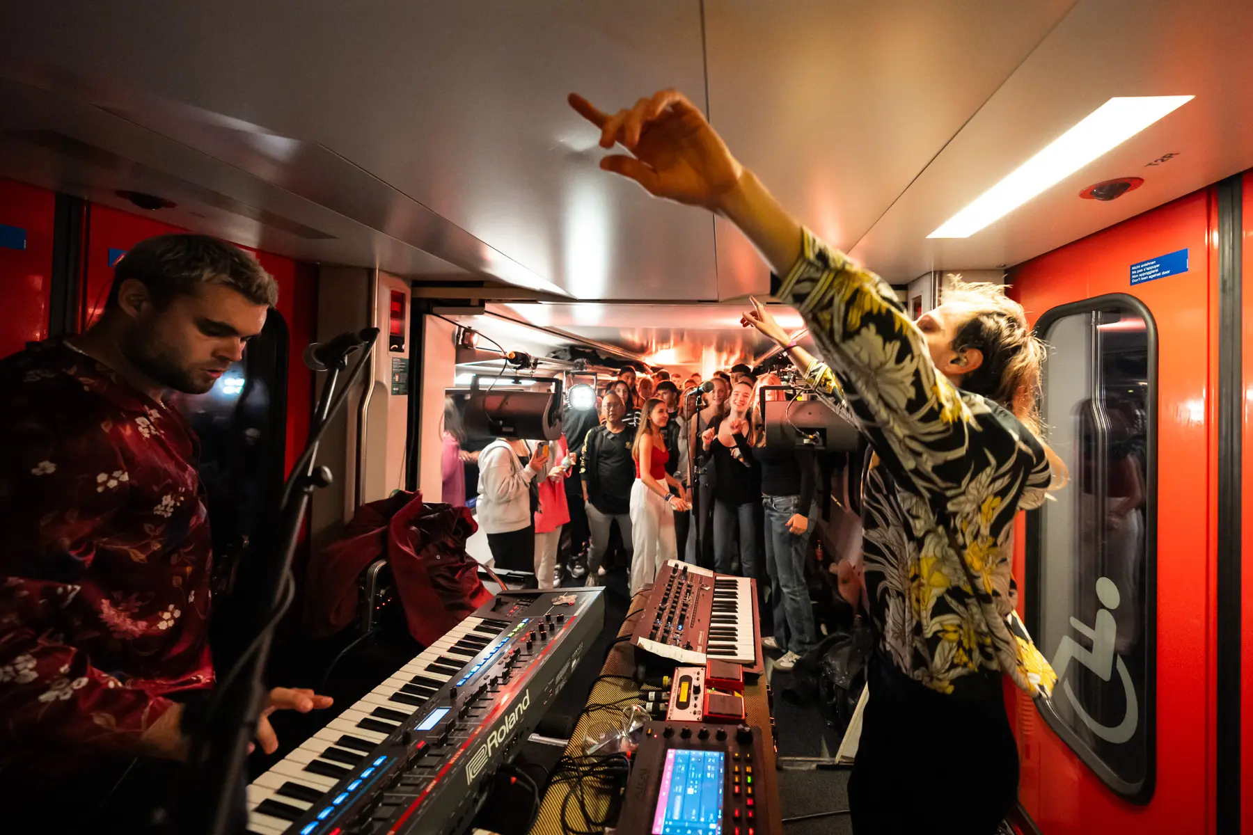 Keyboardspieler spielt in einem Zugwaggon