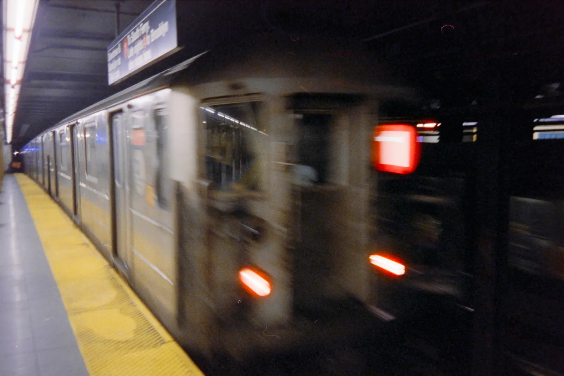 Einfahrende Metro in einer Metro Station in New York City