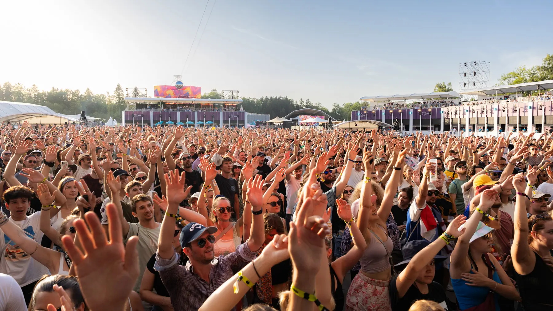 Volle Mainstage mit händen in der Luft, Gutes Wetter