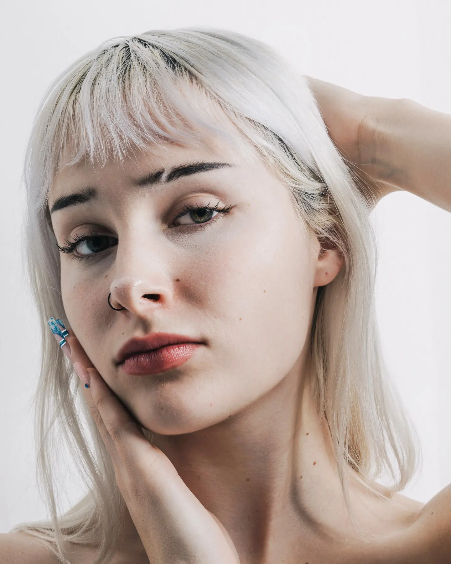 Portrait von Frau mit Blonden Haaren und Präzises Make Up, Trauriger Blick