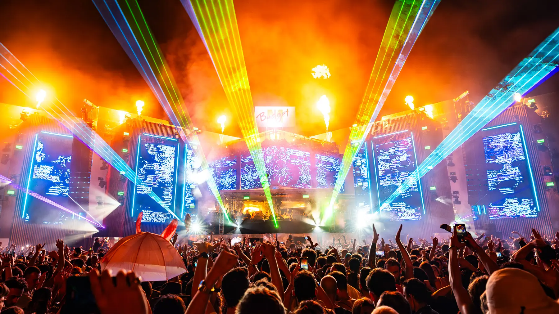 Streetparade Mainstage mit Feuer und Jubelnder Menschenmenge