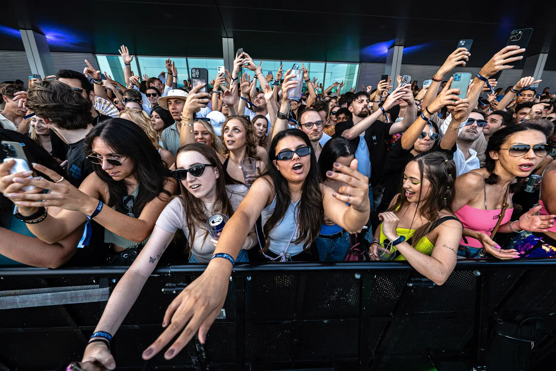 Junge leute am party machen bei Dayrave