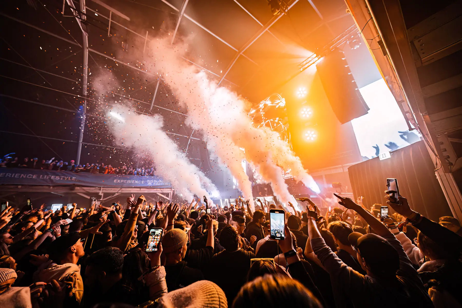Menschenmenge die am Sunice Festival Richtung  Mainstage Schauen
