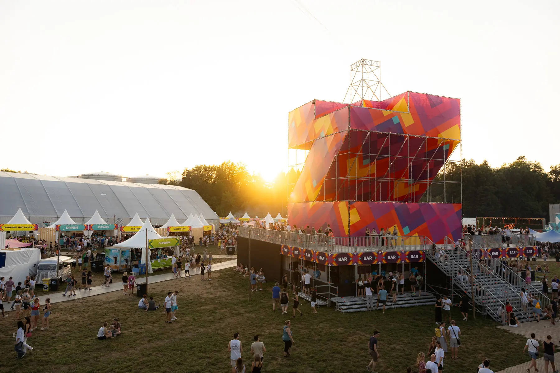 Grosses Festivalgelände mit einigen leuten die auf dem Rasen herumlaufen