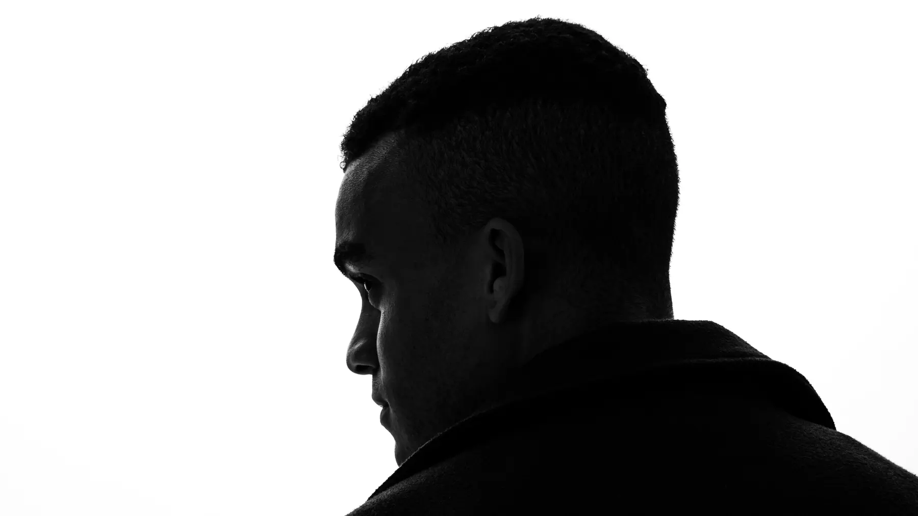 Silhouette von Dunkelhäutigem Jungen Mann